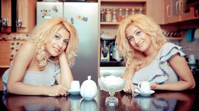 Əkiz bacılar oteldə görüntüləndi